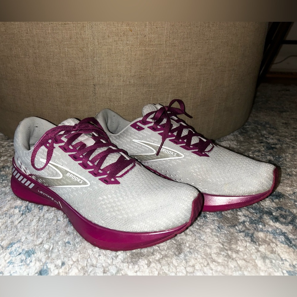 Woman’s Brooks Levitate GTS 5, size 9